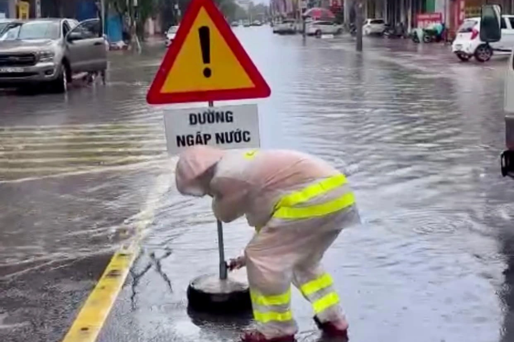 Hàng loạt ô tô chết máy trên đường phố ở Hà Tĩnh sau mưa lớn - 7 Hàng loạt ô tô chết máy trên đường phố ở Hà Tĩnh sau mưa lớn - 7