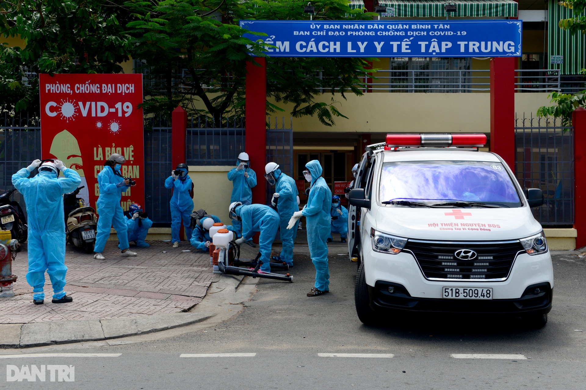 Thiếu niên 15 tuổi tình nguyện tham gia đội khử khuẩn đường phố ở Sài Gòn - 1