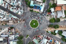 Dựng "lô cốt" ở vòng xoay Dân Chủ để thi công Metro số 2 TPHCM