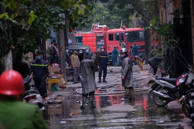 Cháy nhà 4 tầng ở Hà Nội, nhiều người hoảng loạn
