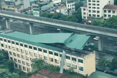 Gió giật tốc mái tôn rộng hàng trăm mét vuông của Nhà máy giày Thượng Đình