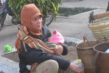 Đáng yêu những “A Kay” theo mẹ xuống phố "buôn" Tết