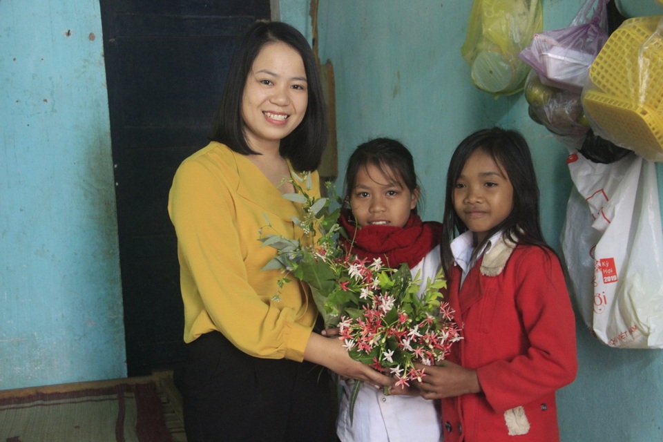 Học sinh miền núi tặng thầy cô hoa dại, sắn rừng, gạo, chuối… trong Ngày Nhà giáo - 4 Học sinh miền núi tặng thầy cô hoa dại, sắn rừng, gạo, chuối… trong Ngày Nhà giáo - 4