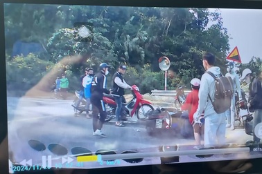 Không làm chủ tốc độ khi xuống đèo, cặp đôi tông ngã người đi đường