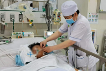 Thi lặn khi tắm hồ bơi, 2 bé trai ở TPHCM ngạt nước nguy kịch