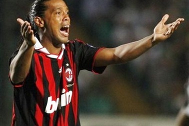 “Ronaldinho không có ý định về hưu non”