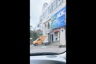 Đình chỉ nhân viên bưu điện quăng hàng của khách