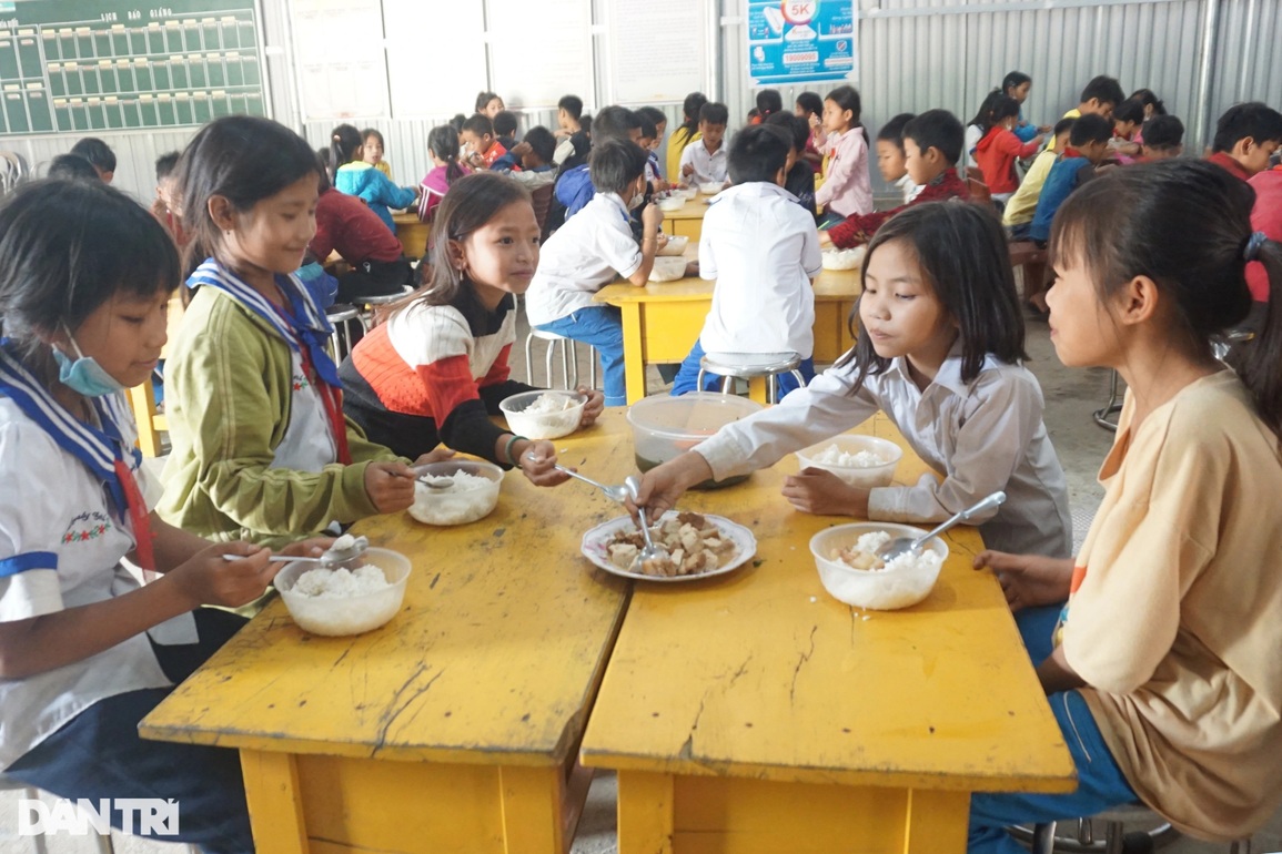 Nghịch lý của học sinh nghèo khi xã cán đích nông thôn mới - 3 Nghịch lý của học sinh nghèo khi xã cán đích nông thôn mới - 3