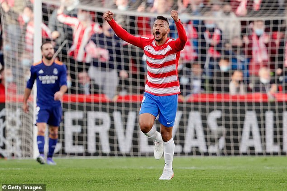 Thắng đậm Granada, Real Madrid trở lại ngôi đầu bảng La Liga - 3 Thắng đậm Granada, Real Madrid trở lại ngôi đầu bảng La Liga - 3