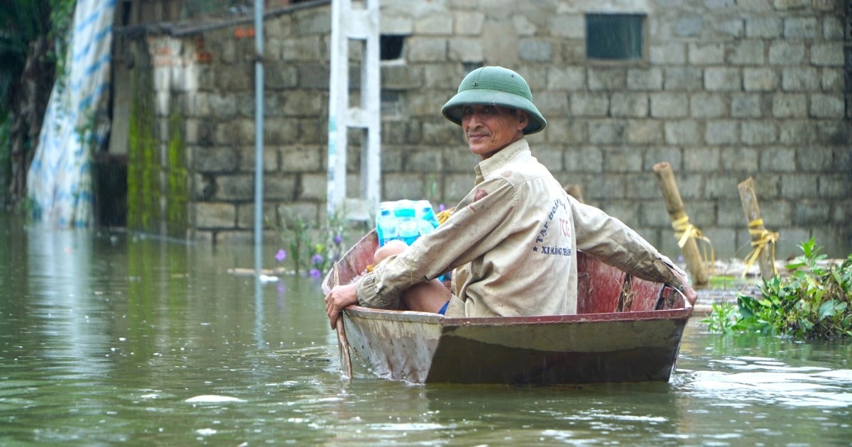 Làng cô lập trong nước lũ, dân dùng thuyền di chuyển, chế nhà phao chứa đồ - 12