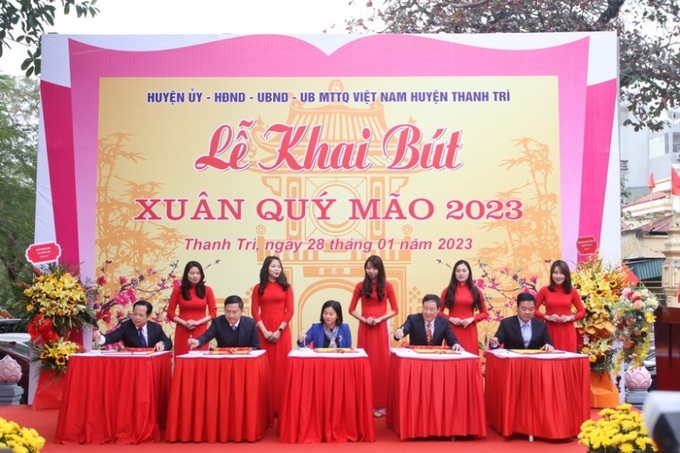 Lãnh đạo thành phố Hà Nội, Sở GD&ĐT Hà Nội, huyện Thanh Trì thực hiện nghi thức khai bút đầu Xuân.