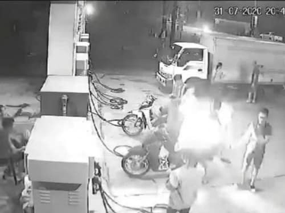 Hà Nội: Ba thanh niên “chơi ngông” châm lửa hút thuốc khi đang đổ xăng - 1 Hà Nội: Ba thanh niên “chơi ngông” châm lửa hút thuốc khi đang đổ xăng - 1