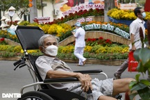 Bệnh nhân, y bác sĩ du xuân tại đường hoa bên trong Bệnh viện Chợ Rẫy