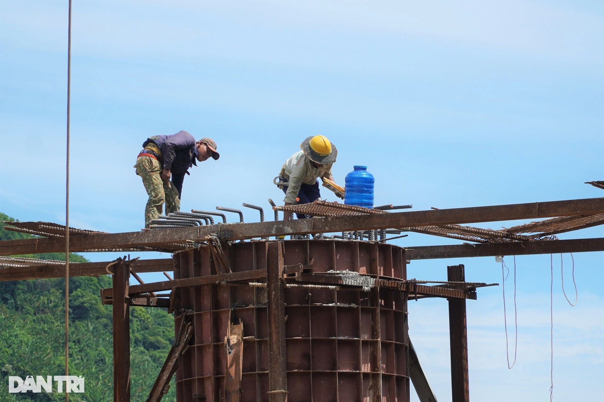 View - Những cây cầu kỳ vĩ xuyên thung lũng, vượt hồ trên cao tốc Vũng Áng - Bùng | Báo Dân trí