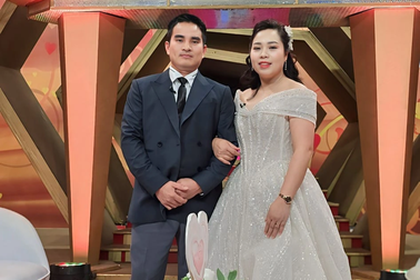 Cặp vợ chồng gây sốc khi tranh cãi ngay trên sân khấu, "chê trách" hai MC