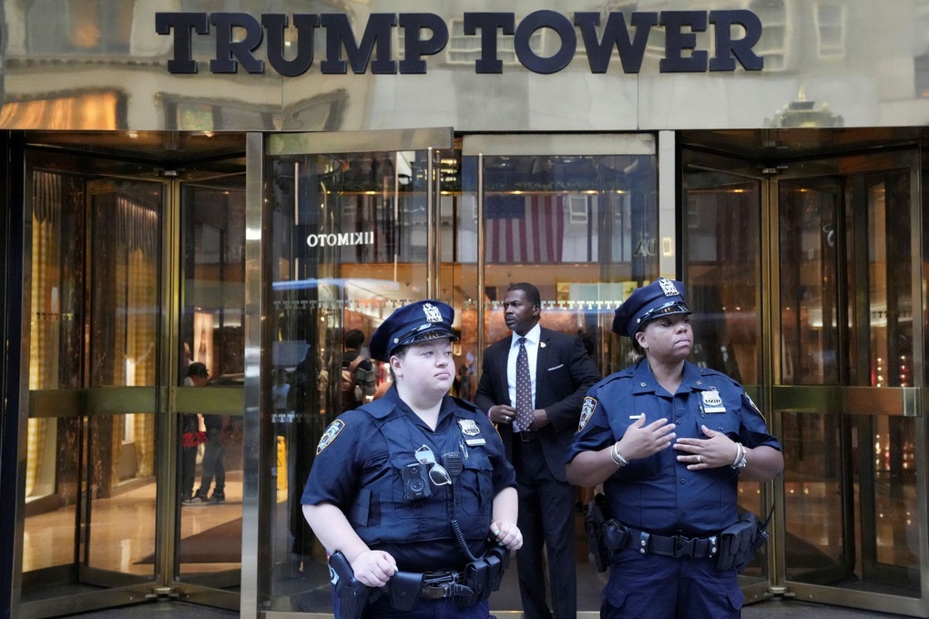 Vụ nổ súng khiến ông Trump bị thương khi vận động tranh cử - 8 Vụ nổ súng khiến ông Trump bị thương khi vận động tranh cử - 8