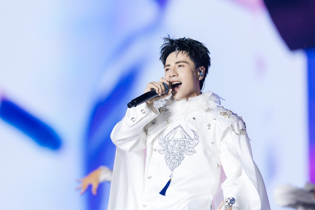 Khoảnh khắc ấn tượng của G-Dragon tại sân Mỹ Đình khiến người hâm mộ phấn khích - 5 Khoảnh khắc ấn tượng của G-Dragon tại sân Mỹ Đình khiến người hâm mộ phấn khích - 5