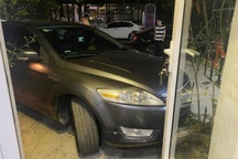 Cán bộ Sở Nội vụ bị "tố" đỗ xe ngang ngược chặn cửa nhà dân