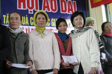 Hội áo dài Huế tặng quà cho 75 gia đình nghèo dịp Tết