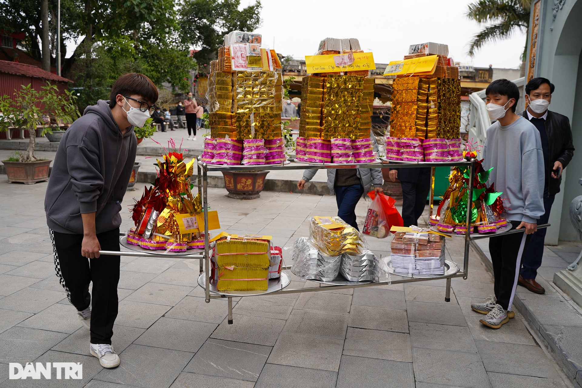 Du khách tấp nập đổ về đền Bà Chúa Kho xin lộc trong ngày mở cửa trở lại - 4