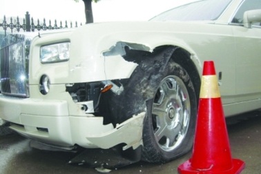 Xe Rolls-Royce Phantom “toác đầu” vì Lancer