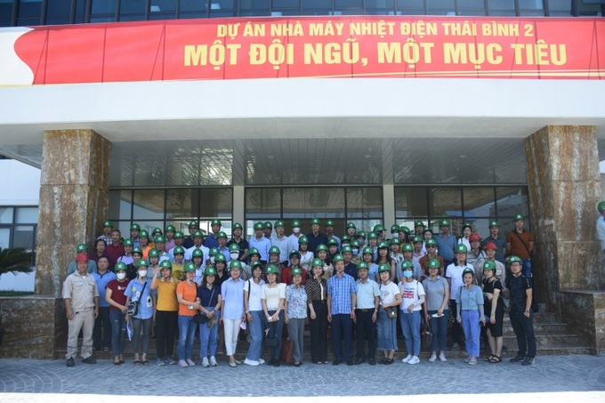 Các đại biểu chụp ảnh lưu niệmNhà máy nhiệt điện Thái Bình 2.