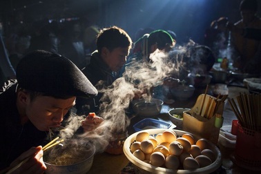 “Bữa sáng chợ phiên” của tay máy người Việt đẹp nhất giải ảnh quốc tế