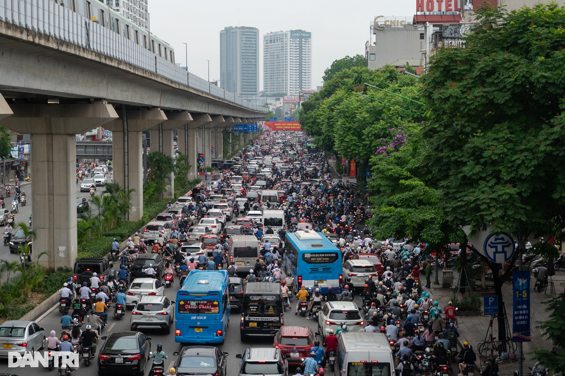 Ngày đầu đi làm sau nghỉ lễ: Giao thông Hà Nội đông đúc, ùn tắc nhiều phố - 3