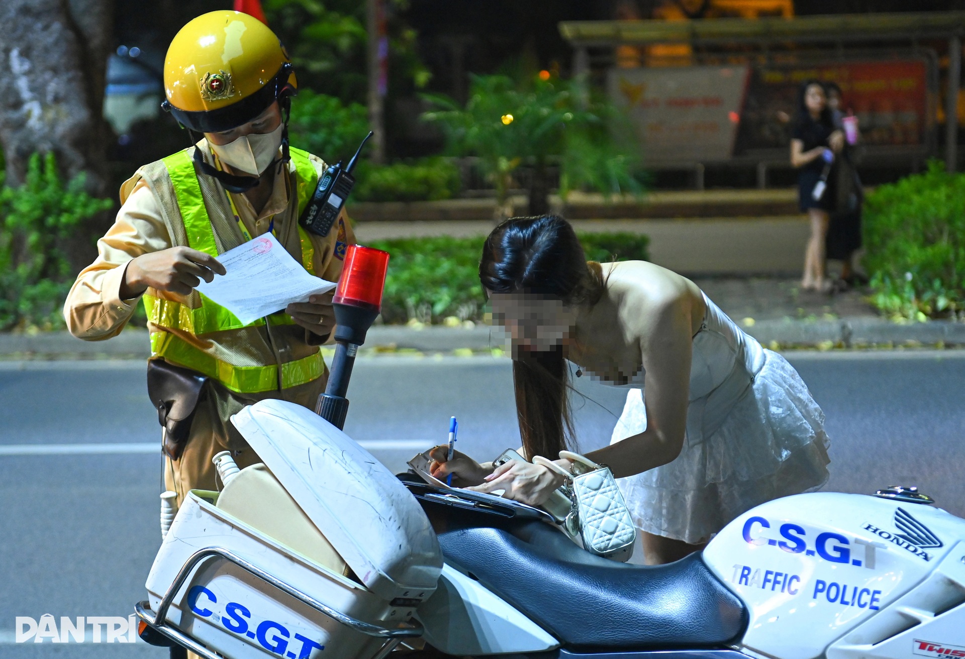 CSGT Hà Nội xuyên đêm vây bắt loạt thanh niên phóng xe máy kẹp 3 diễu phố - 13 CSGT Hà Nội xuyên đêm vây bắt loạt thanh niên phóng xe máy kẹp 3 diễu phố - 13