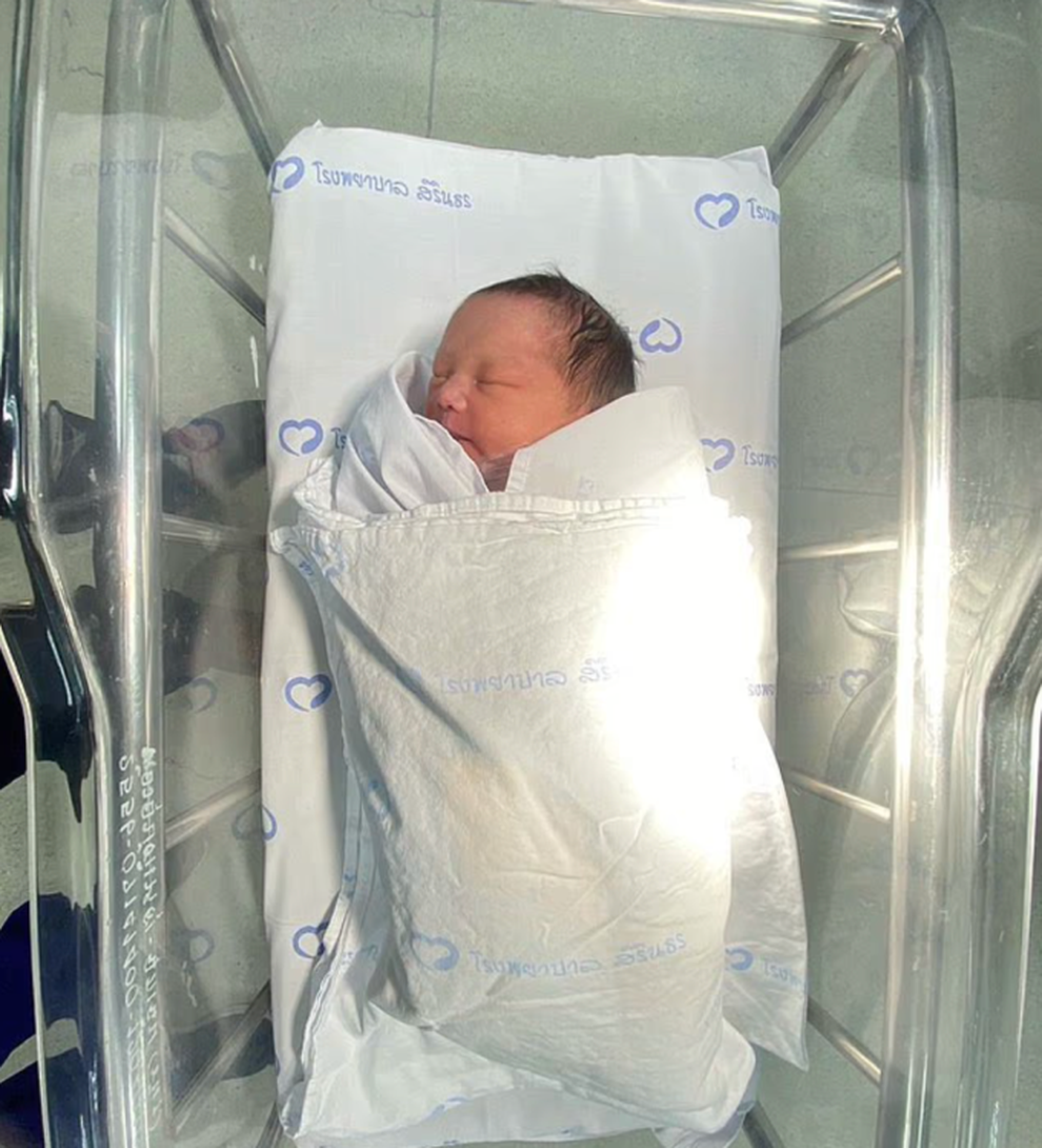 Thái Lan: Bé sơ sinh một ngày tuổi bị bỏ rơi trong két nước bồn cầu - 3