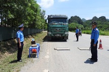 “Chim mồi” đeo bám thanh tra giao thông, gây khó việc xử lý xe quá tải