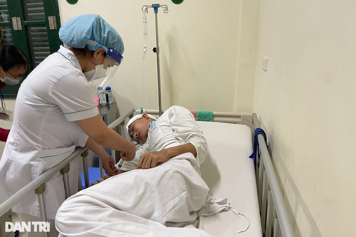 Bạn đọc Dân trí giúp đỡ chàng trai 5 lần mổ não hơn 120 triệu đồng - 2 Bạn đọc Dân trí giúp đỡ chàng trai 5 lần mổ não hơn 120 triệu đồng - 2