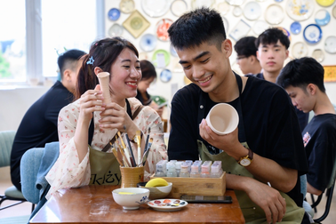 Không phải đi ăn hay cà phê, giới trẻ thời nay có cách hẹn hò độc đáo hơn