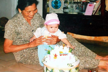 Mẹ mang con 3 tuổi đi cấn trừ 4 triệu tiền nợ 