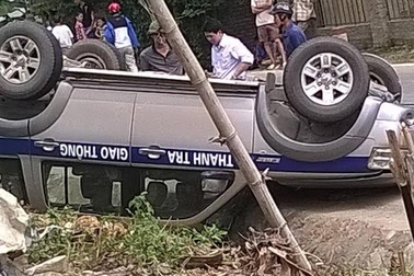 Xe thanh tra giao thông lật ngửa, 3 người nhập viện