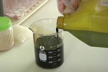 Độc đáo công nghệ tái sinh dầu nhờn thải tối ưu của học sinh chuyên Hóa