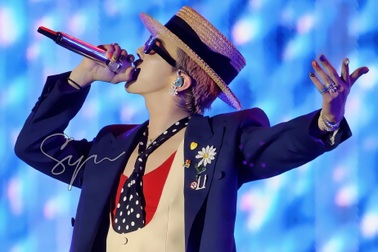 Biểu diễn tại Việt Nam, G-Dragon gây sốt khi đeo trang sức hơn 10 tỷ đồng