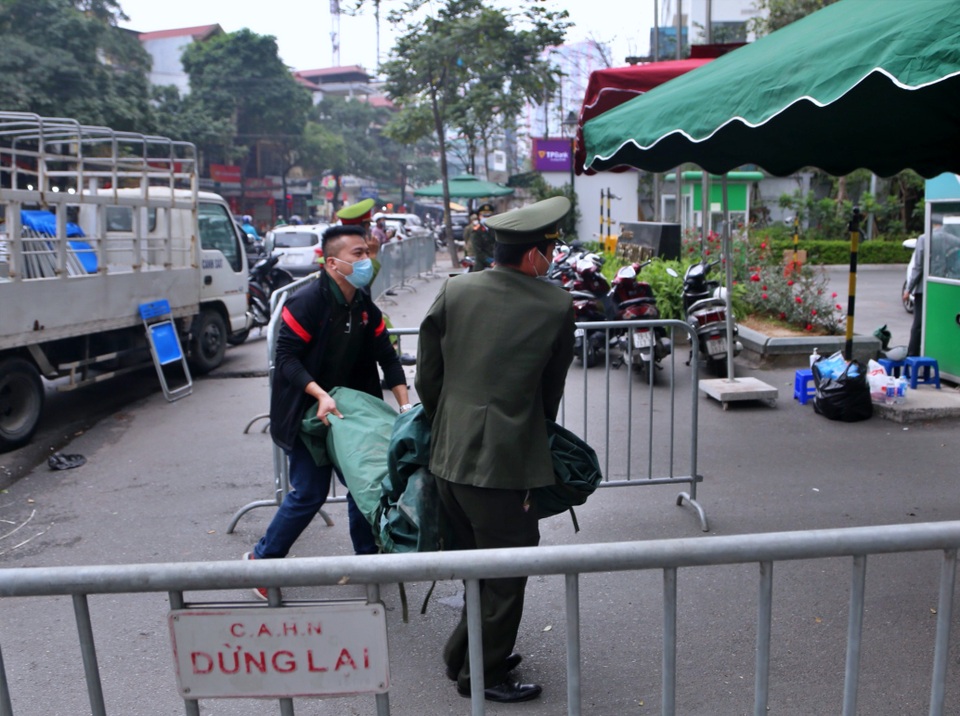 Hà Nội: 1.200 người bị phong tỏa vào 27 Tết, lo lắng chờ xét nghiệm - 4 Hà Nội: 1.200 người bị phong tỏa vào 27 Tết, lo lắng chờ xét nghiệm - 4
