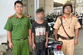 Thiếu niên lái xe máy bốc đầu ở TPHCM bị tịch thu phương tiện