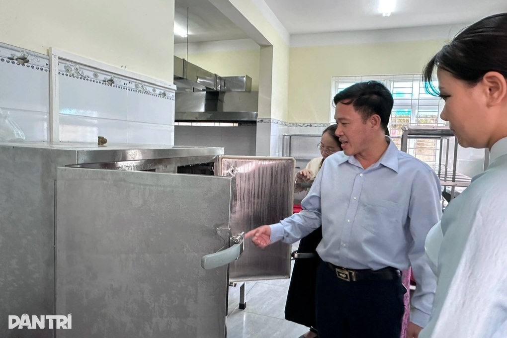 Bị phàn nàn cắt xén suất ăn của học sinh, nhà trường mời công an vào cuộc  - 3