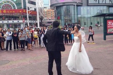 Đùa quá đà khi chụp ảnh cưới, cô dâu bị chú rể bỏ rơi