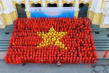 Khoảng 500 phụ nữ đồng diễn áo dài, xếp hình cờ Tổ quốc