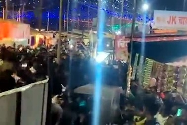 Ấn Độ: Bò lao vào đám đông tham gia lễ hội khiến 14 người bị thương