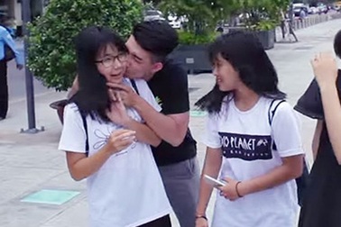 Kiss Cam – trào lưu "cưỡng hôn" phản cảm