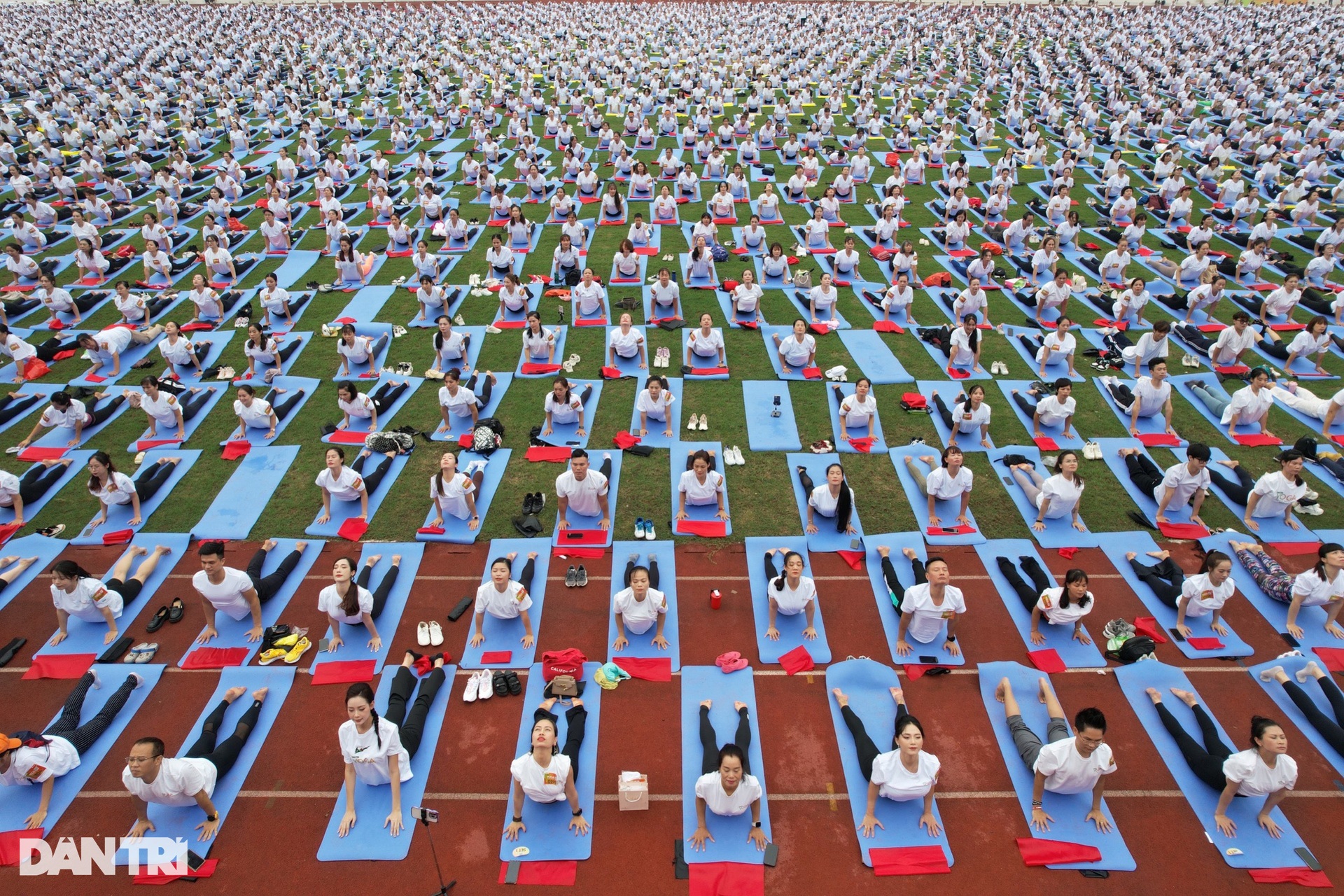 Từ trẻ em đến cụ bà U90 dậy từ 4h sáng đồng diễn yoga cùng 5.000 người - 1 Từ trẻ em đến cụ bà U90 dậy từ 4h sáng đồng diễn yoga cùng 5.000 người - 1