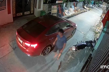 Xô đổ xe máy vì vướng lối đi, hành động của tài xế ô tô gây tranh cãi