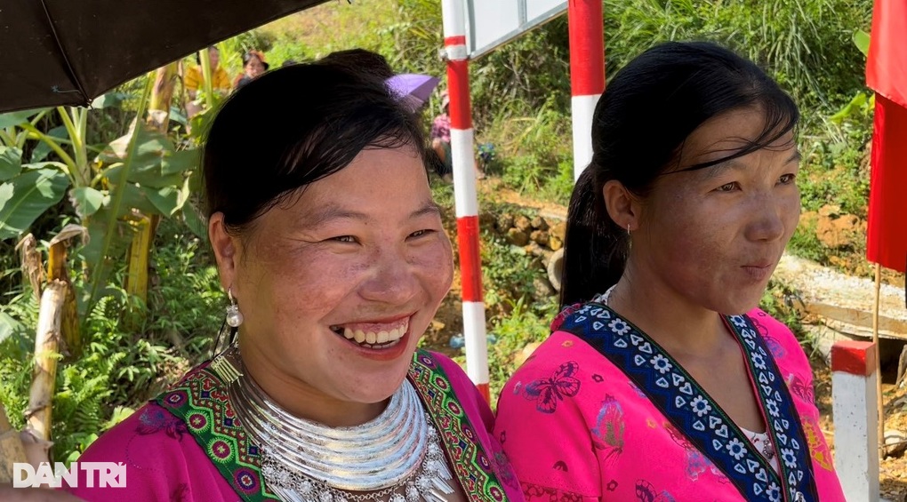 Khánh thành cầu Khuyến học và Dân trí, bà con người Mông vui như ngày hội - 1 Khánh thành cầu Khuyến học và Dân trí, bà con người Mông vui như ngày hội - 1