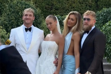 Tình cũ của Leonardo DiCaprio làm lễ cưới cùng ngôi sao đô vật