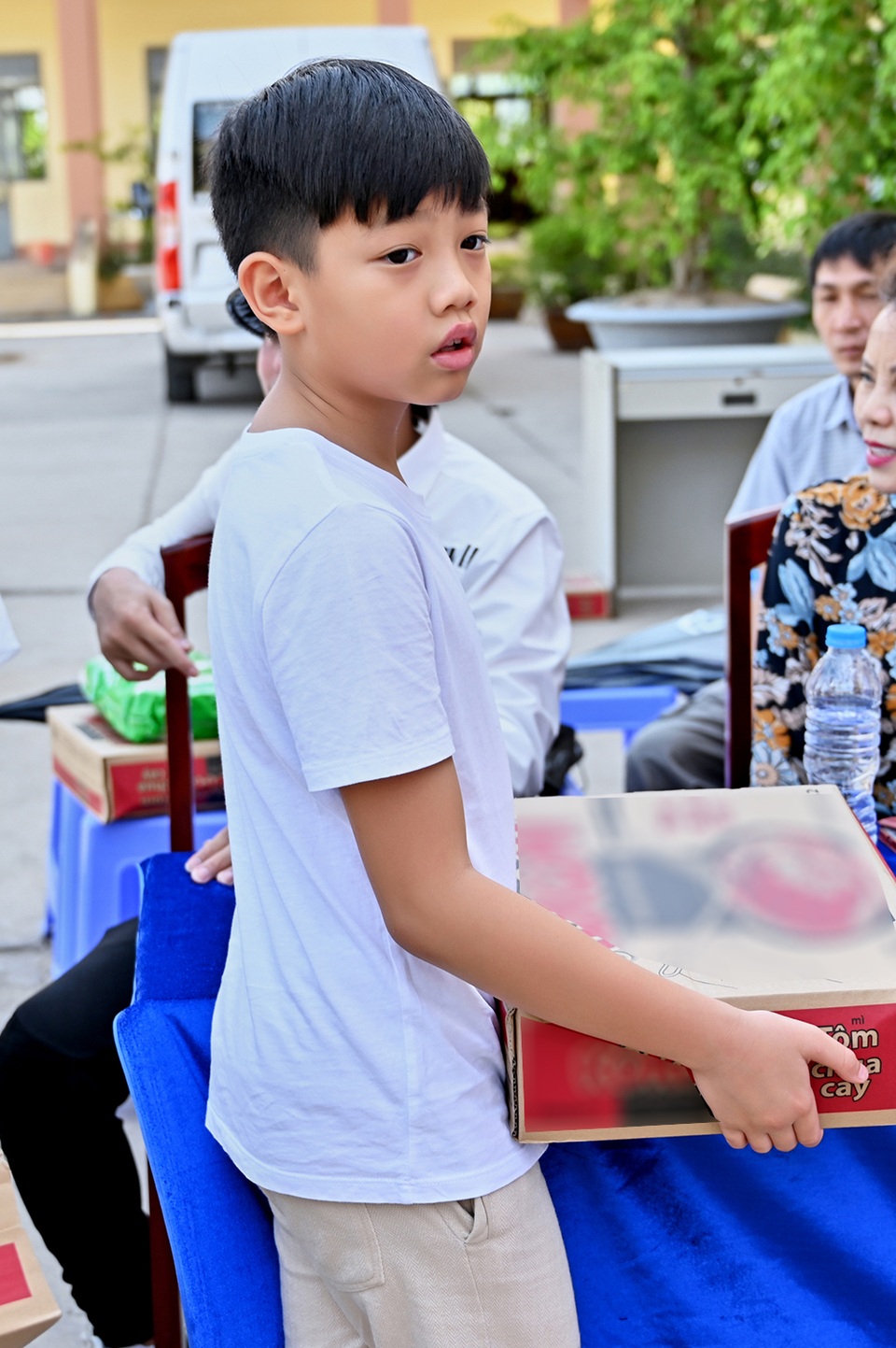 Hồ Ngọc Hà, con trai Subeo trao nước sạch cho miền Tây sau giãn cách xã hội - 9