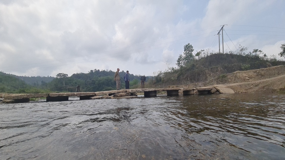 Qua quan sát, dòng khe Chon này rộng khoảng 12-15m, sâu khoảng 1m nước về mùa nắng. Qua quan sát, dòng khe Chon này rộng khoảng 12-15m, sâu khoảng 1m nước về mùa nắng.